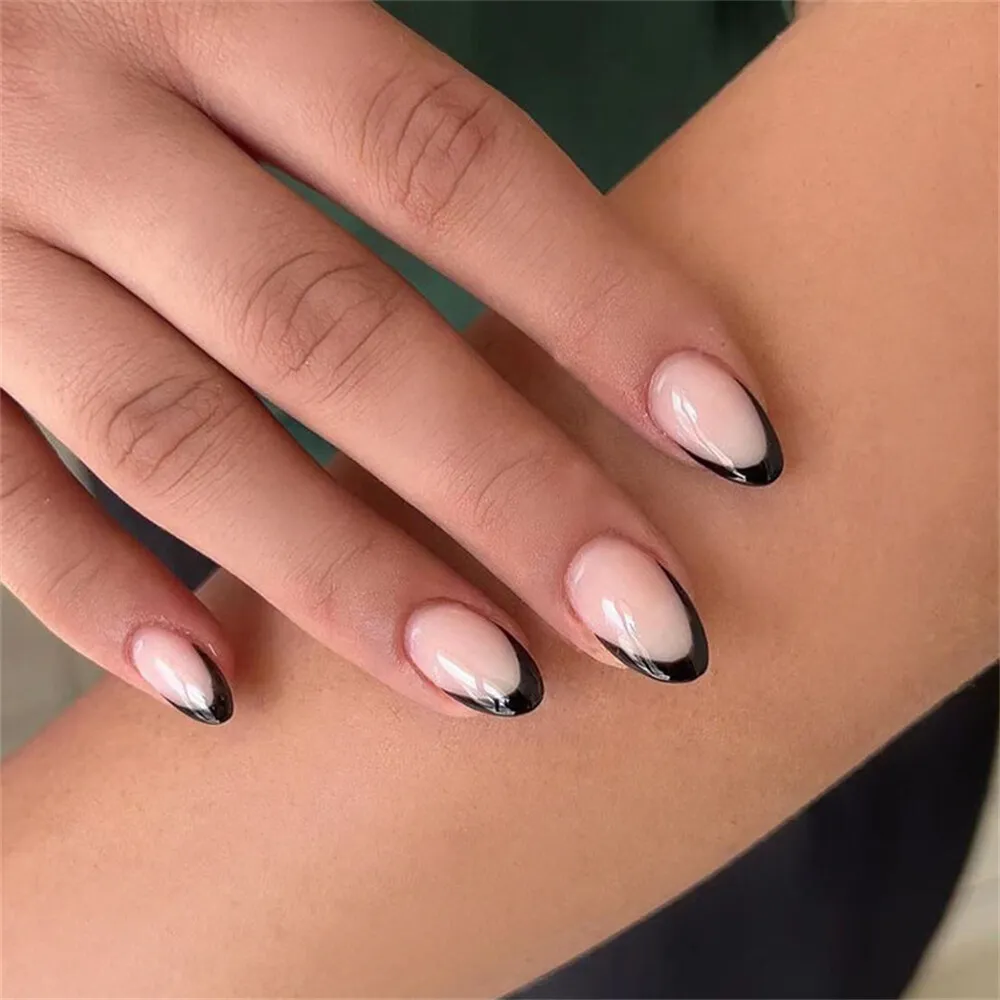 Short French Tip Nails缩略图